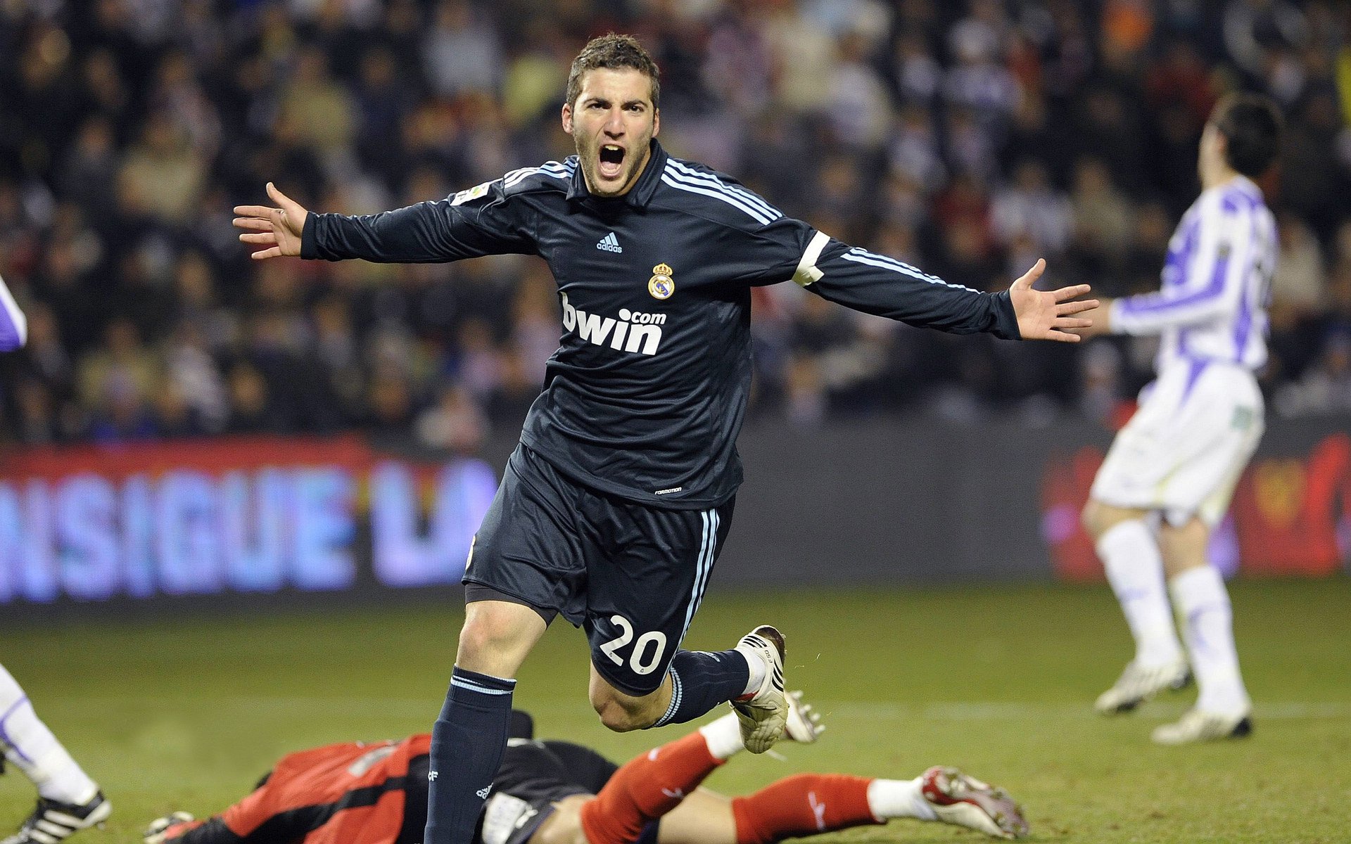 跳水高台项目波兰完成高难动作，高台跳水极限